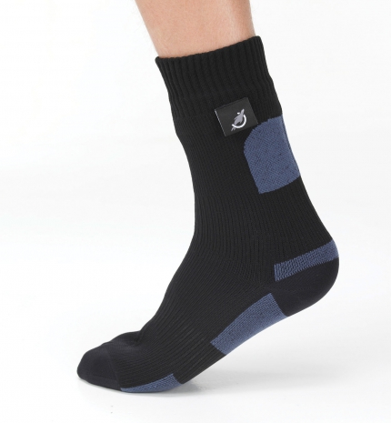 Motoros túrázás: Vízálló bakancs vagy vízálló zokni?