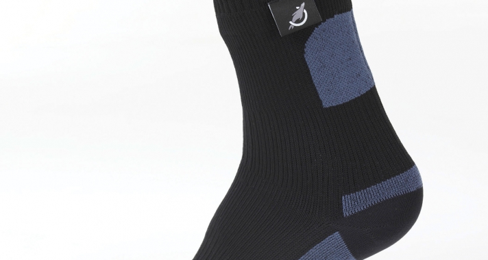 Motoros túrázás: Vízálló bakancs vagy vízálló zokni?