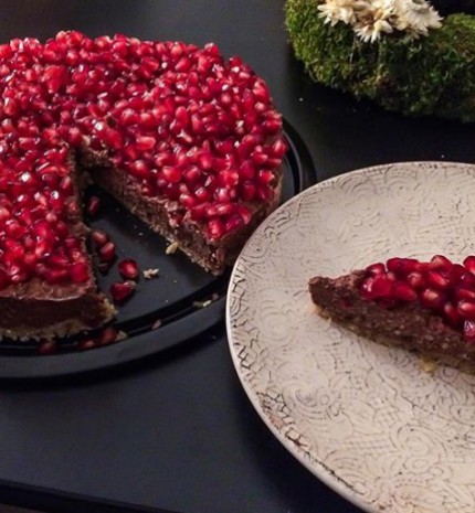 Nyers, vegán gluténmentes gránátalmás csokitorta recept (videóval)