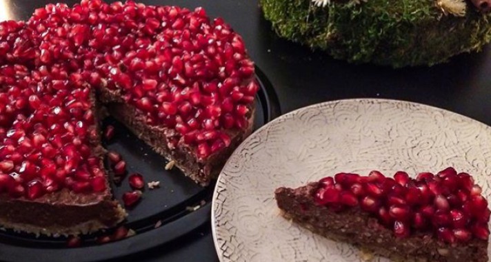 Nyers, vegán gluténmentes gránátalmás csokitorta recept (videóval)