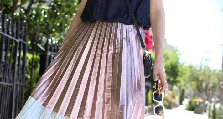 6 ok, amiért szükséged van egy metálos csillogású midi skirt-re