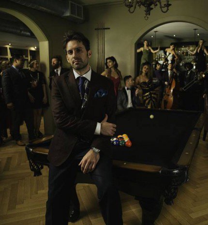40 előadó egy színpadon, a Postmodern Jukebox koncertjén