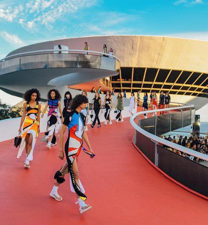 Lélegzetelállító helyszín, 500 vendég, élénk színek - Bemutatták a Louis Vuitton új kollekcióját
