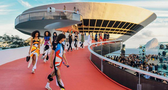 Lélegzetelállító helyszín, 500 vendég, élénk színek - Bemutatták a Louis Vuitton új kollekcióját