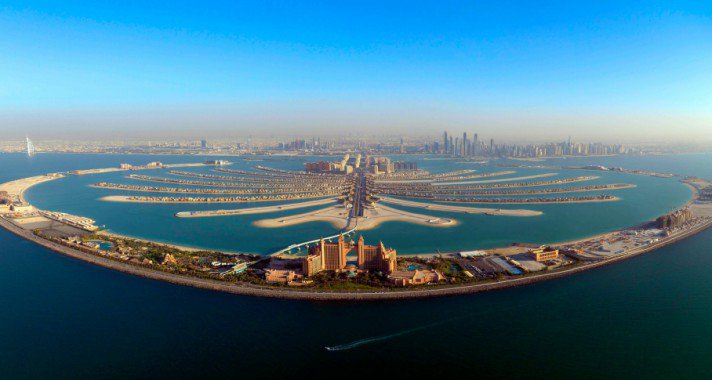 Cölöplábak, legyezőforma, pálmafák – mesterséges sziget-körkép