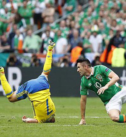 Az Írek kétszer is betaláltak, mégs döntetlenre végeztek a svédekkel