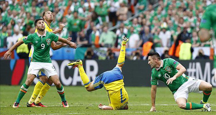 Az Írek kétszer is betaláltak, mégs döntetlenre végeztek a svédekkel