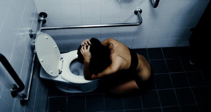 „Hisztérikus módon, addig álltam ott a WC felett, ameddig már mindenem remegett” – Egy bulimiás lány története