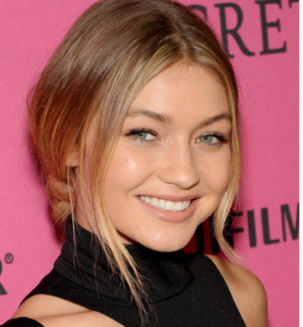 10 szuper frizura azoknak, akik szeretik középen elválasztani a hajukat