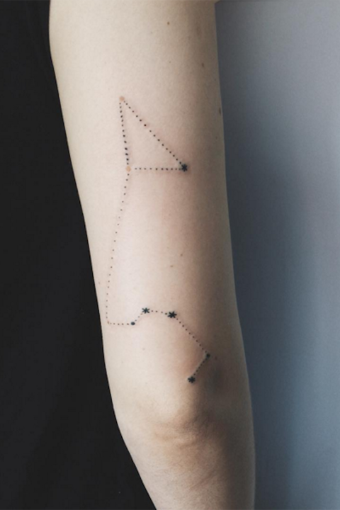 Kos csillagkép tetoválás
