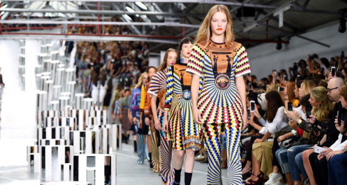 30 ruha, amit látnod kell a London Fashion Weekről
